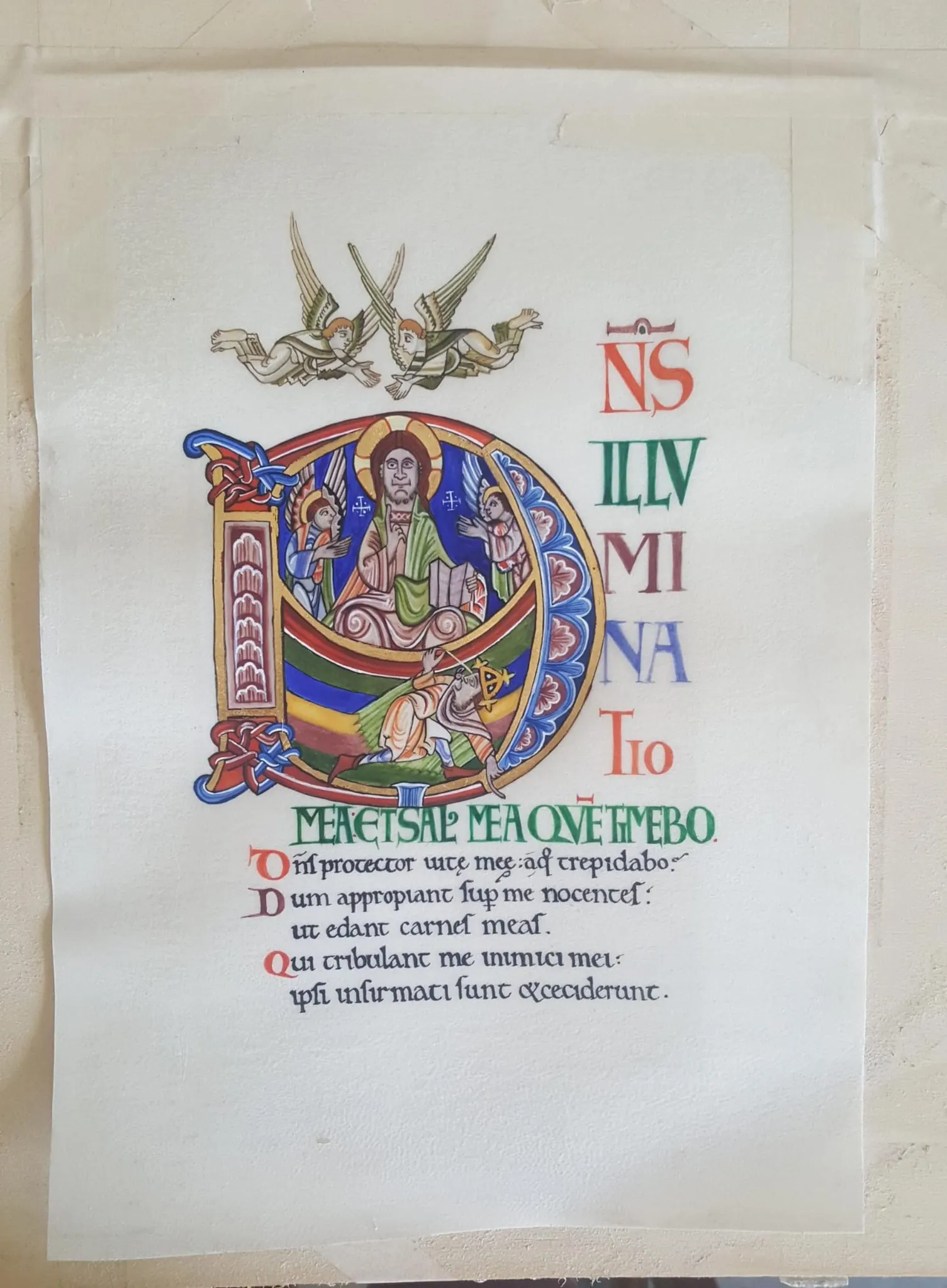 Reproducción de una hoja del Salterio de St Albans con la inicial D y dos ángeles